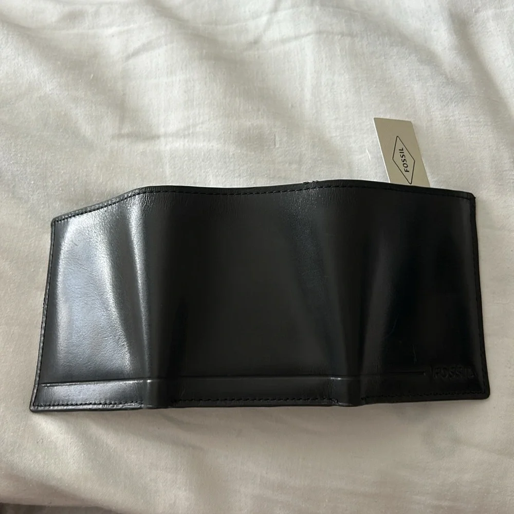 FOSSIL BLACK LEATHER WALLET MSRP $60.00 NWT